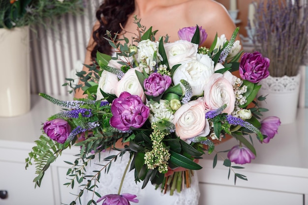 Bouquet da sposa nelle mani della sposa