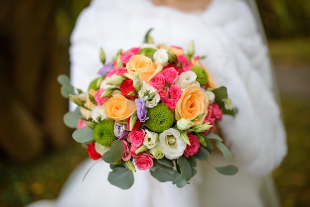 Bouquet da sposa nelle mani della sposa