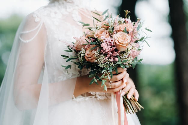 Bouquet da sposa nelle mani della sposa