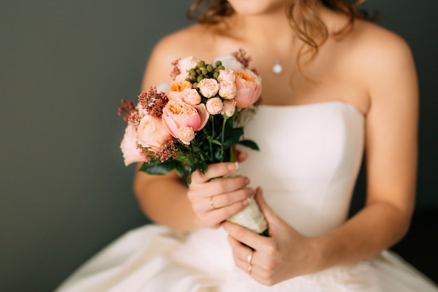 Bouquet da sposa nelle mani della sposa