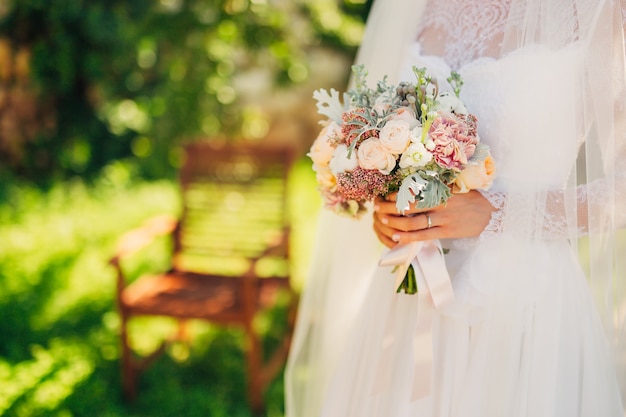 Bouquet da sposa nelle mani della sposa