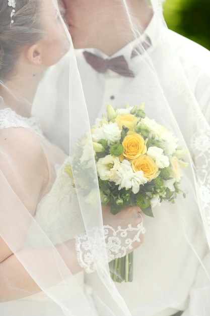 bouquet da sposa nelle mani della sposa