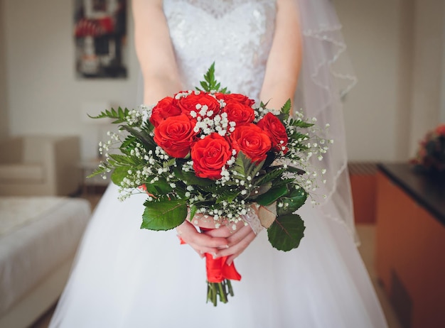 Bouquet da sposa nelle mani della sposa