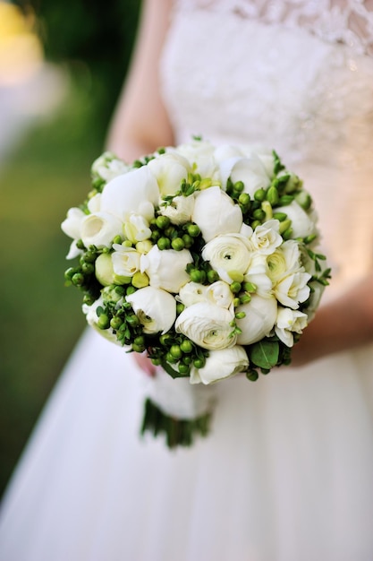 Bouquet da sposa nelle mani della sposa