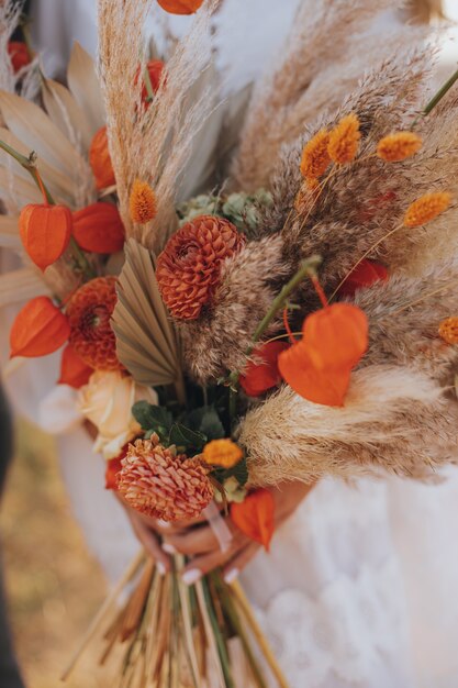 Bouquet da sposa nelle mani della sposa