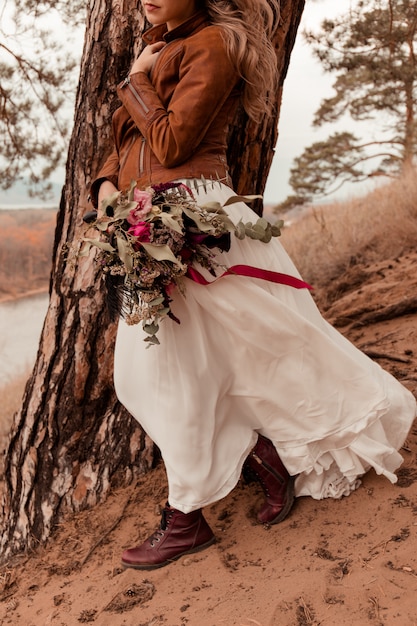 Bouquet da sposa nelle mani.