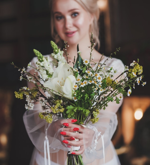 bouquet da sposa nelle mani