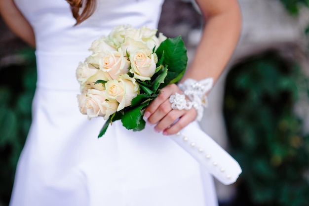 Bouquet da sposa per mano della sposa