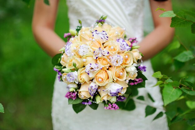 Bouquet da sposa per mano della sposa