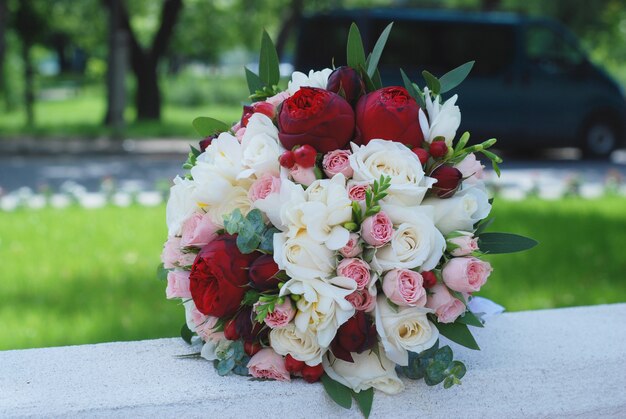 Bouquet da sposa. Rose rosse e rosa Fiori di peonia