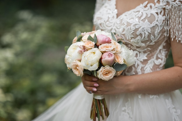 Bouquet da sposa rotondo di delicate peonie rosa e bianche 2565