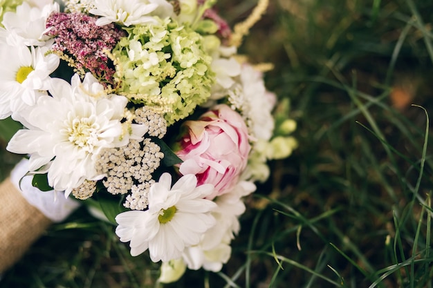 Bouquet da sposa su erba