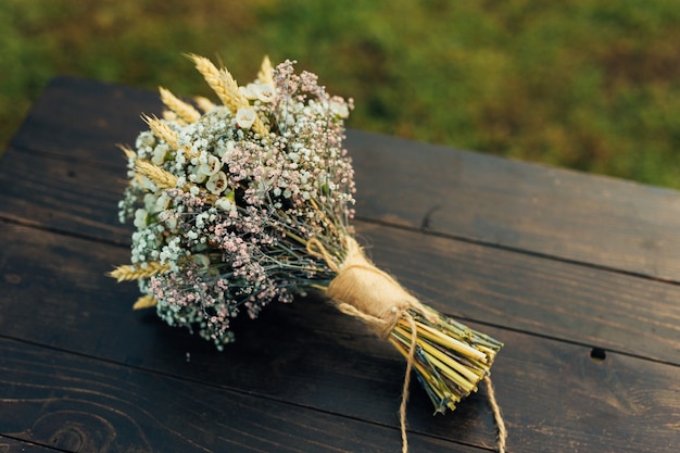 Bouquet da sposa su fondo in legno