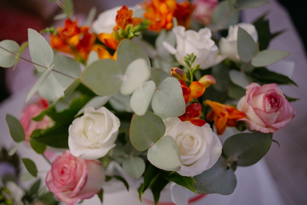 bouquet da sposa su un tavolo bianco. Foto del bouquet da sposa in colore pantone.
