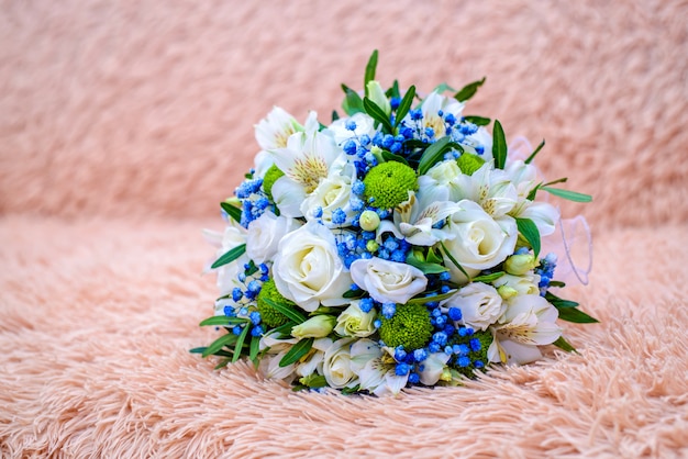 Bouquet da sposa su una coperta