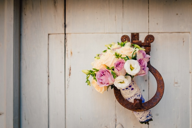 Bouquet da sposa su una scena in legno