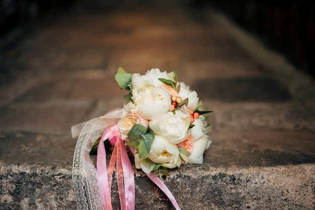 Bouquet da sposa su uno sfondo di pietra