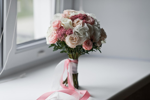 Bouquet da sposa sul davanzale della finestra 3134