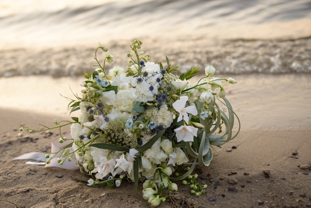 Bouquet da sposa sul primo piano spiaggia