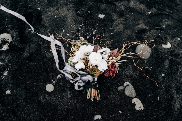 Bouquet da sposa sulla sabbia nera in Islanda