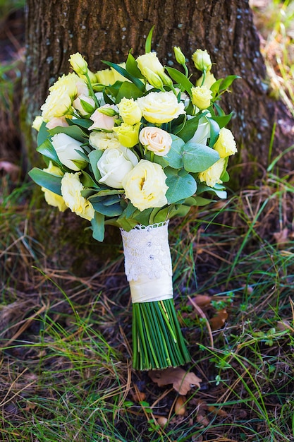 bouquet da sposa vicino all'albero