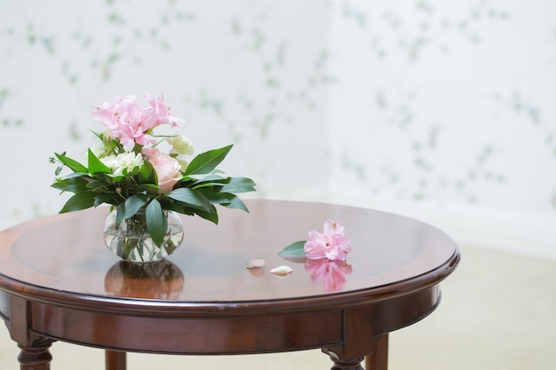 Bouquet delicato in vaso di vetro in interni vintage