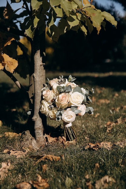 Bouquet della sposa da vicino al sole sul prato in giardino