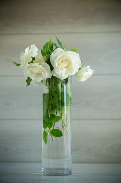 Bouquet di bellissime rose bianche sul tavolo