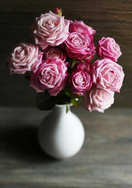 Bouquet di bellissime rose fresche su sfondo di legno