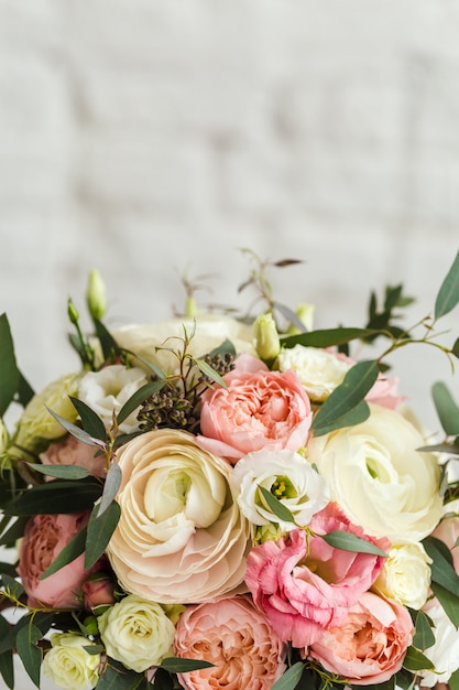 Bouquet di bellissimi fiori rosa e bianchi