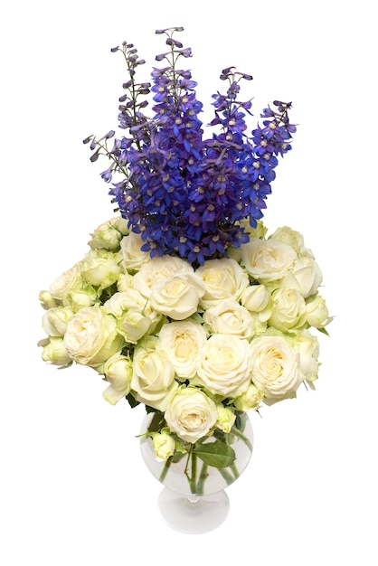 Bouquet di bellissimi fiori rose e delphinium elatum in vaso isolato su sfondo bianco Composizione a motivi floreali Vista dall'alto laico piatto Natura morta