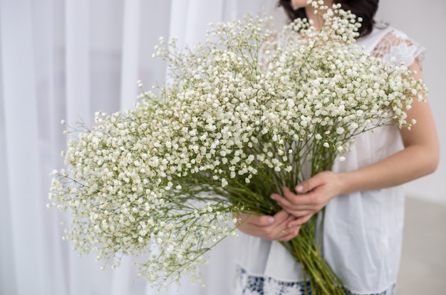 Bouquet di bellissimi gipsofila Copia spazio Celebrazione della Giornata internazionale della donna Sfondo muro bianco Interni scandinavi