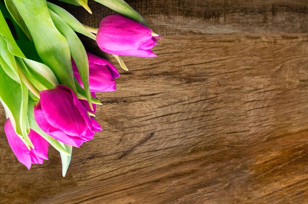 Bouquet di bellissimi tulipani su uno sfondo di legno Tulipani su vecchie tavole