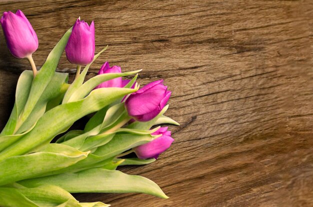 Bouquet di bellissimi tulipani su uno sfondo di legno Tulipani su vecchie tavole