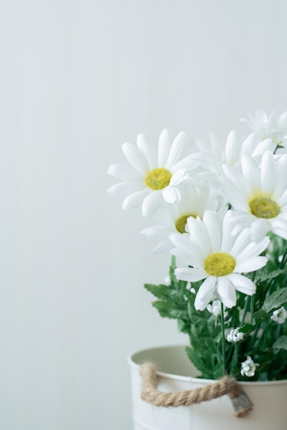 bouquet di crisantemo bianco sul pavimento di legno bianco