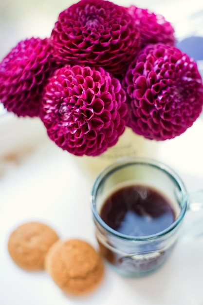 Bouquet di dalia e tazza di caffè