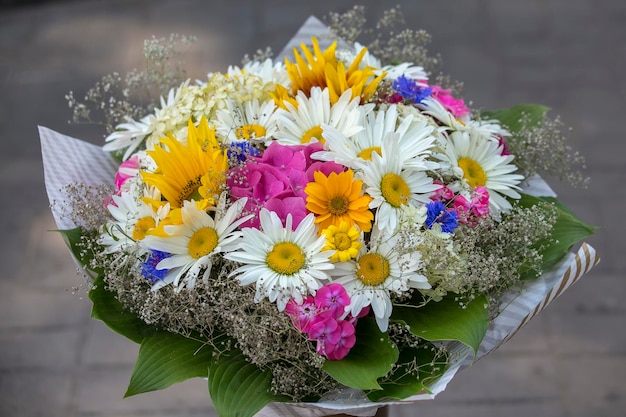 Bouquet di diversi fiori selvatici primo piano Bouquet di fiori in vendita sul mercato di strada locale a Lviv Ucraina