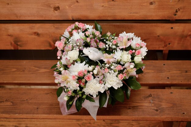 Bouquet di fiori a forma di cuore su uno sfondo di legno San Valentino