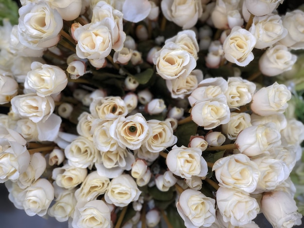 Bouquet di fiori artificiali in plastica