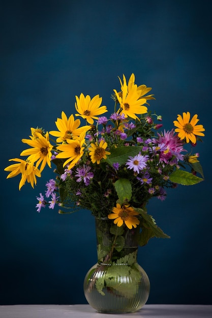 Bouquet di fiori autunnali in un vaso di vetro