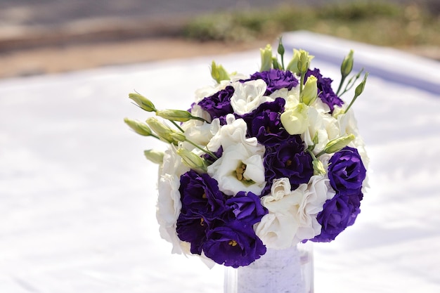 Bouquet di fiori bianchi e viola su sfondo bianco