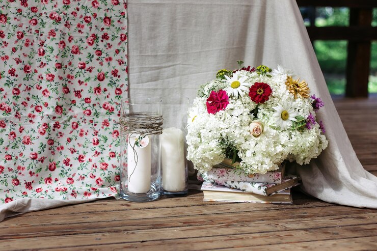 Bouquet di fiori bianchi, margherite e rose