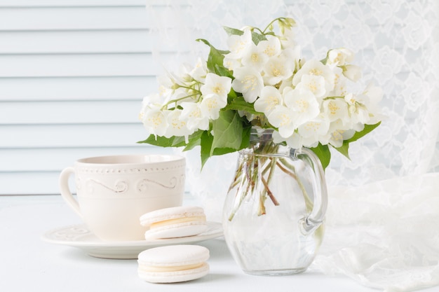 Bouquet di fiori bianchi per la colazione