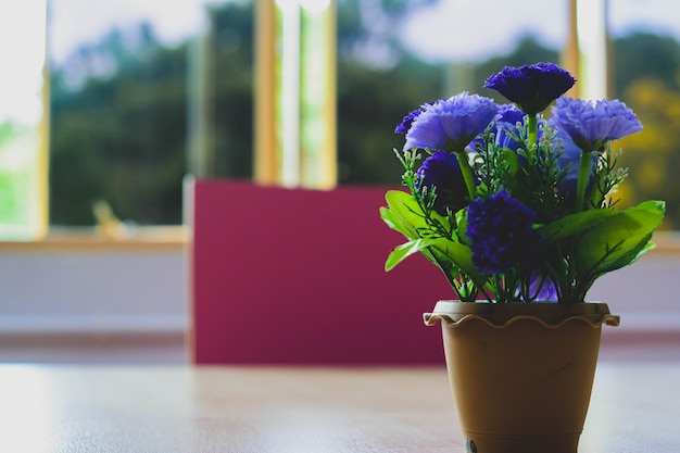 bouquet di fiori blu in vaso