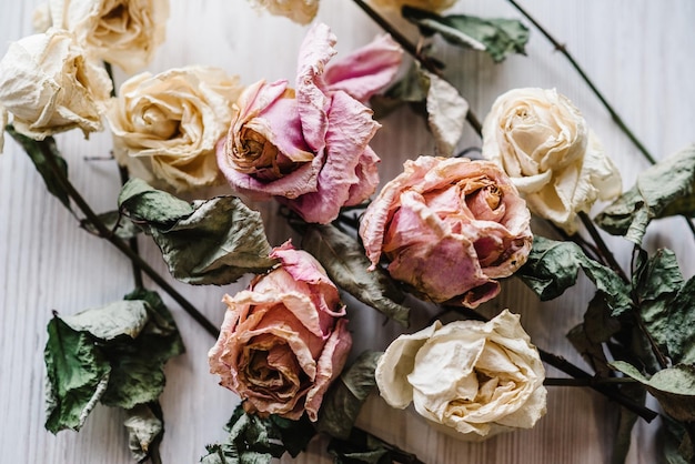 Bouquet di fiori colorati secchi sdraiato su uno sfondo bianco del tavolo Posto per testo e design Biglietto di auguri Composizione di fiori