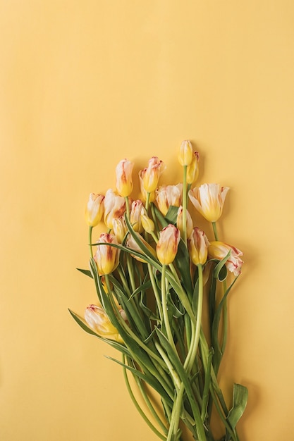 Bouquet di fiori colorati tulipano su giallo