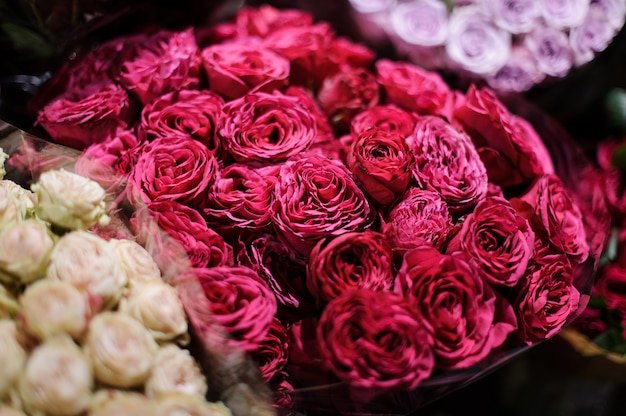 Bouquet di fiori composto da rose di peonia rosa intenso