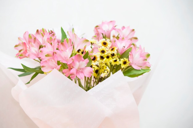 Bouquet di fiori con gigli rosa e crisantemi gialli Fiori per la consegna