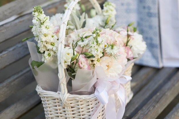 Bouquet di fiori delicati in un cesto bianco