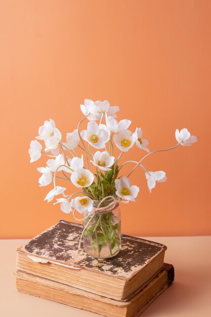 Bouquet di fiori di anemoni e libri di vinificazione Festa della mamma di primavera o composizione di natura morta dell'8 marzo